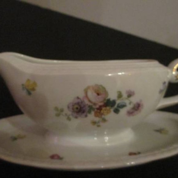 Vintage Thomas Bavaria Gravy Boat with rose design and attached plate - Picture 3 of 5